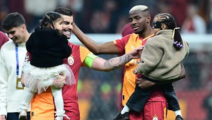 Özel koreografi sebebiyle duygusal bir maçı geride bırakan Nijeryalı forvet, arkadaşlarının da talebini dile getirerek çeyrek final priminin 5 milyon avroya çıkarılmasını istedi. Başkan Dursun Özbek de bu talebi hemen kabul ederek “Oynayın, kazanın, Galatasaraylıya kazandırın ve siz de kazanın.” dedi.