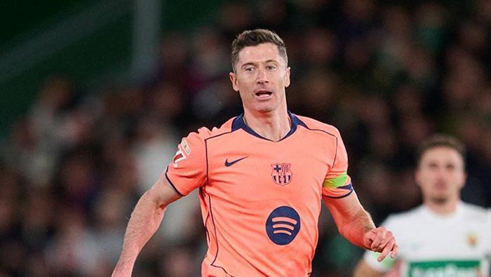 PERFORMANSI
Bu sezon Barcelona formasıyla 34 resmi maça çıkan Robert Lewandowski bu karşılaşmalarda 14 gol ve 3 asistlik skor katkısı sağladı.