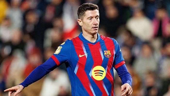 JUVENTUS DA PEŞİNDE
Haberin detaylarında sarı-lacivertlilerin yanı sıra sezon sonunda Dusan Vlahovic ve Lois Openda ile yollarını ayırmak isteyen Juventus'un da, 37 yaşındaki Polonyalı golcünün durumunu yakından takip ettiği belirtildi.