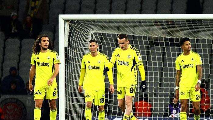 NAMAĞLUP SERİSİ SONA ERDİ
Trendyol Süper Lig'in 26. haftasında Fenerbahçe, Atatürk Olimpiyat Stadyumu'nda karşılaştığı Fatih Karagümrük'e 2-0 mağlup oldu. Sarı-lacivertliler bu yenilgiyle birlikte ligde bu sezon ilk kez kaybetti. Sezona Teknik Direktör Jose Mourinho yönetiminde başlayan ve eylül ayı itibarıyla Domenico Tedesco yönetiminde devam eden Fenerbahçe, 25 haftalık süreci yenilgisiz kapattı. Kanarya, bu süreci 16 galibiyet, 9 beraberlikle geçti. Ligin 20. haftasında konuk olduğu Kocaelispor'u mağlup ederek 20 yıl sonra ilk 20 haftayı yenilgisiz kapatan sarı-lacivertliler, 2025-2026 sezonu itibarıyla bu rekorunu geliştirdi. Tedesco'nun öğrencileri ilk mağlubiyetini kırmızı-siyahlılar karşısında alarak bu ünvanını kalan haftalara taşıyamadı.