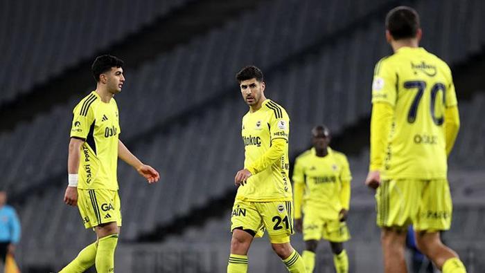 Süper Lig'in 26. haftasında Fenerbahçe deplasmanda karşı karşıya geldiği Fatih Karagümrük'e 2-0 mağlup oldu. Ev sahibi ekibe galibiyeti getiren golleri Bartuğ Elmaz ve Serginho kaydetti.