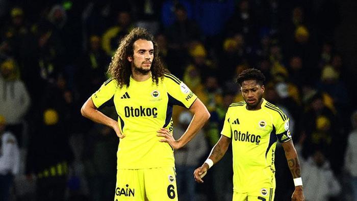 67 YIL SONRA BİR İLK
Trendyol Süper Lig'in 26. haftasında Fenerbahçe, Atatürk Olimpiyat Stadyumu'nda Fatih Karagümrük ile karşılaştı. Karagümrük, 15. dakikada Bartuğ Elmaz, 45. dakikada Serginho'nun golleriyle ilk yarıyı 2-0 önde kapattı. İkinci yarıda iki takım da gol bulamazken, kırmızı-siyahlılar sahadan 2-0 galip ayrıldı. Karagümrük, aldığı bu galibiyetle birlikte Fenerbahçe'yi 12 Kasım 1959'dan sonra ilk kez mağlup etti. Kırmızı-siyahlılar, rekabette oynanan 18. maçta 2. galibiyetini elde etti.