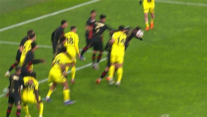 FENERBAHÇE'NİN PENALTI BEKLEDİĞİ POZİSYON
Bahattin Duran: 'Çok ilginç bir pozisyon. Bence pozisyon penaltı ama bunu görüntüye dayanarak söylemiyorum. Ben eline temas edip geçtiğini düşünüyorum ama burada önemli olan bizim için hisler değil ispat edebilmek. Ben burada topun çok hafif ele temas ederek az da olsa kırıldığını görüyorum. Ben bunu görüntülerle ispat edemiyorum. Görüntülerle ispat edemediğim bir şey için de hakemin kararına saygı duymak zorundayım.'Bülent Yıldırım: 'Hissiyatım bir şey olabileceği yönünde ancak iki boyutlu tüm kameralardan baktığım zaman bunu ispat edemiyorum. Dolayısıyla hakemin kararına saygı duymak zorundayım.'Deniz Çoban: 'Ben bu açılardan bir şey söyleyemem haksızlık olur hakeme. Bence de devam kararı doğru.'