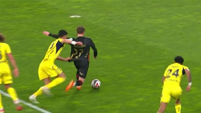 FATİH KARAGÜMRÜK'ÜN PENALTI BEKLEDİĞİ POZİSYON
Bülent Yıldırım: 'Tam vuruş pozisyonunda Yiğit Efe temaslı bir ihlalde bulunuyor. Açık ve bariz bir tutma var mı, evet. Bunu kanıtlayabiliyor muyum, evet. Vuruş kalitesini bozan, etkiyi ortaya koyan bir tutma eylemi var mı, var. Hakem bunu kaçırabilir ama video hakemin bunu izletme şansı vardı. Pozisyon tartışmasız penaltı. Top için müdahale etmezken çekiyor. Bariz bir gol şansı vardı, penaltıya ilaveten kırmızı kart gerekirdi.'Bahattin Duran: 'Çok net bir çekme var. Bunun cezası penaltı olmalıydı. Bülent hocamla aynı şeyi söyleyeceğim, bariz bir gol şansı var, çekme eylemi olmasa bir iki adım daha atacak. Penaltıyla birlikte kırmızı kart gerekirdi. Hep VAR üzerinden okuyoruz ama bu zor bir pozisyon değil. Hakem biraz daha solda olmalı ve pozisyonu görüp değerlendirmeli. Hakemin sahada görüp penaltı ve kırmızı vermesini beklerdim. Hakem vermese de VAR davet etmeliydi.'Deniz Çoban: 'Bulunduğu yerden fiziken görme şansı yok. Bence bu vuruş şu haliyle dengesiz bir vuruş, Yiğit Efe çektiği için. O kadar net ki... penaltı ve kırmızı kart. VAR müdahalesi olacağını düşünmüştüm, çok kısa bir kontrolün ardından VAR oyunun devamı yönünde onay verdi ama tartışmasız bir penaltı.'