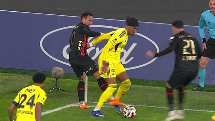 SERGINHO'YA 2. SARI KART GEREKİR Mİ?
Bülent Yıldırım: 'Niye yapıyorsun bunu? Top nerede? Topla ilgisi var mı? Yok. Benim gördüğüm bu görüntülerde bunun sportmenliğe aykırı bir sarı olduğu ve ikinci sarı kartı gerektirdiğini düşünüyorum.'Deniz Çoban: 'Sportmenlik dışı yaptı diye değerlendirebiliriz. Kontrolsüz bir hareket değil. Gösterseydi ikinci sarı kartı daha iyi olurdu.'Bahattin Duran: 'Burada önce sağ sonra sol ayağa hafif müdahaleler var. Bence kesinlikle kontrolsüz değil diyorum. İkinci sarı kartı görmeliydi diyorum.'