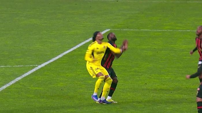 FENERBAHÇE'NİN PENALTI BEKLEDİĞİ İKİNCİ POZİSYON
Bülent Yıldırım: 'Ayaklar yan yanayken bir temas var. Futbol içinde yüksekten gelen top, bir basma söz konusu değil. Devam kararı doğru.'Deniz Çoban: 'Hücum faul.'Bahattin Duran: 'Penaltı yok, kontrolsüz basma yok. Pozisyon almaya çalışıyor Archie ama faul yapmış. Penaltı yok.'