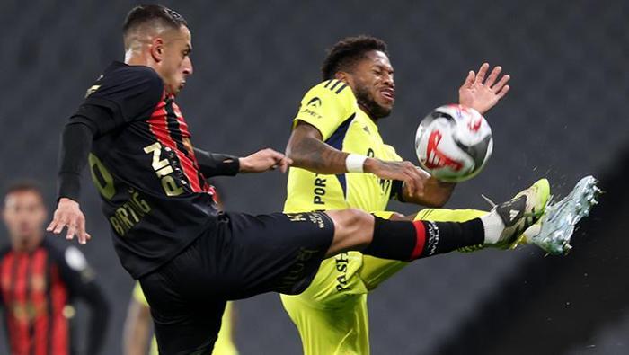 İlk golde sekebilecek toplar için ceza yayını savunmaya kimseyi göndermeyen Fenerbahçe, ikinci golde Levent Mercan’a ‘boş ön direği’ savunduruyordu! Yani birçok pozisyon gibi iki golde de ceza sahası içi yerleşimi evlere şenlikti! O kadar orta saha takviyesi yaptığı halde hiçbir şey yapamadı Fenerbahçe. Çünkü kim nerede ne yapacağını, kim nereye gideceğini, kim kime top atacağını bilmez gibiydi. Bu maça bakarak bu haldeki bir takıma pekala ‘ligin en kötüsü’ diyebilir birileri. Tek belirleyici değil elbette ama bir N’Golo Kante takıntısının nelere mal olduğunu sanırım anlamıştır ‘şöhret sever Fenerbahçeliler’. Bir de 30 gol atan santrforlarına dünyayı dar edenler... Ligin dibindeki takıma karşı namağlup ünvanını kaybetmek de Fenerbahçe’nin içine düştüğü buhranın ironik göstergesi olarak görülebilir.