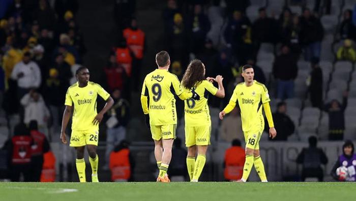 FLAŞ HAREKET
Öte yandan stadyuma takım otobüsü ile gelen Fenerbahçe kadrosunda maç sonu birçok futbolcu takım otobüsüne binmedi.