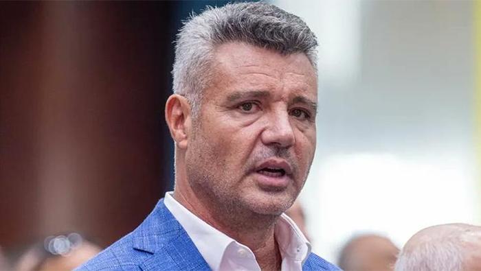 Yenilen gollerin yanı sıra takımın ortaya koyduğu performans da başkanı kızdırırken bitiş düdüğü ile birlikte acil toplantı kararı alındı ve Saran ile kurmayları bir görüşme gerçekleştirdi.