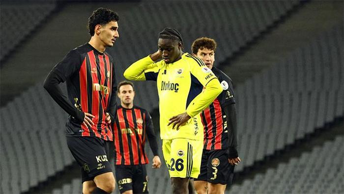 Süper Lig'in 26. haftasında Fenerbahçe deplasmanda konuk olduğu Fatih Karagümrük'e 2-0 mağlup oldu. Ev sahibi ekibe galibiyeti getiren golleri Bartuğ Elmaz ve Serginho kaydetti.