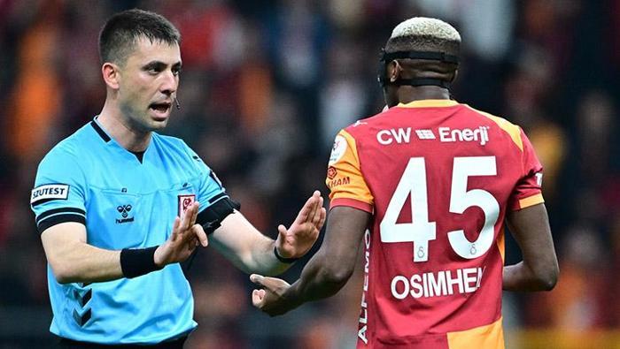 Müsabakanın kaderini belirleyen en kritik müdahale, Ebosele’nin kırmızı kartla oyun dışı kaldığı andı. Maçın 28. dakikasında Barış Alper’e yönelik kontrolsüz faulü nedeniyle yerinde bir sarı kart gören Ebosele, 55. dakikada bu kez Sallai’ye benzer bir müdahalede bulununca ikinci sarı karttan ihraç edildi.
Müsabakanın kaderini belirleyen en kritik müdahale, Ebosele’nin kırmızı kartla oyun dışı kaldığı andı. Maçın 28. dakikasında Barış Alper’e yönelik kontrolsüz faulü nedeniyle yerinde bir sarı kart gören Ebosele, 55. dakikada bu kez Sallai’ye benzer bir müdahalede bulununca ikinci sarı karttan ihraç edildi.