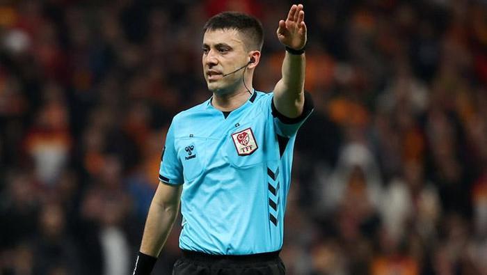 'Disiplinli ve konsantre' - Deniz Çoban - Fanatik
Batuhan Kolak açısından büyük tartışmaların gölgesinde kalmayan, görece sakin bir müsabaka oldu. Maç boyunca ceza sahası içinde kritik bir kararı gerektirecek pozisyon yaşanmaması Kolak’ın işini kolaylaştırsa da genç hakemin doksan dakika boyunca yüksek konsantrasyonla ve dikkatli bir yönetim sergilediği gözden kaçmadı. Genel hatlarıyla standartların üzerinde, güven veren bir performans ortaya koydu.