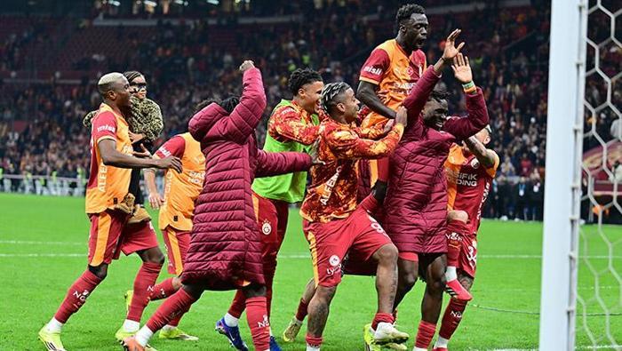 'Vites yükseldi artık' - Serkan Akcan - Fanatik
Galatasaray mart ayının ortasında yine vitesi istediği seviyeye yükseltiyor. Aslında Okan Buruk ile geçirdikleri her sezon bunu başarabildiler. Bazen Avrupa’dan elendiler, lige tutundular ama bu sezon her kulvara sıkı sıkıya tutundular. Devre arasında Lang ve Boey transferleriyle eksik parçaları tamamladılar. Liverpool ile hafta arasında kora kor bir mücadele verdikten sonra hafta sonu Başakşehir’e karşı aynı tempoyu sürdürmek büyük başarı.