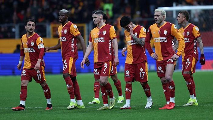 Çünkü Başakşehir, Nuri Şahin ile doğru futbol oynuyor ve Galatasaray’a karşı özellikle maçın ilk yarısında hem fiziksel hem teknik açıdan karşılık verebildi. Galatasaray, Başakşehir’e karşı sağ forvette Barış Alper ile top taşımayı ana plan olarak seçtiği için Nuri Şahin’in buna önlemi sağ ayaklı Ebosele’yi sol bek yapmak oldu. Barış Alper, iki Liverpool maçı arasında tam dişine göre Kerkez sertliğinde bir sol bek buldu. Ebosele ile Barış Alper’in boğuşmalarında kazanan genelde Galatasaray’ın kas gücü olsa da soldan taşınan o toplar Osimhen ile buluşturulamayınca henüz ilk yarıda 0/10 şut istatistiği oluştu.