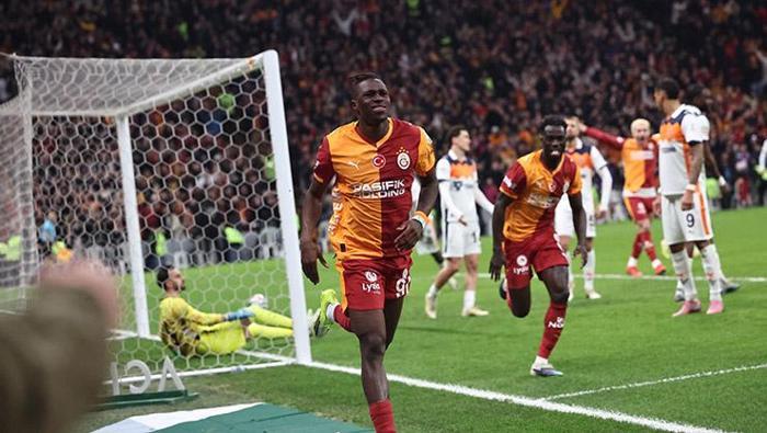 'Artık en büyük rakibi rehavet' Burak Özdemir - Fanatik
Dün akşam Başakşehir FK karşısında Galatasaray ilk yarıda beklenen performansa çıkamasa da net pozisyonlara girdi, ancak ya final pasında hata yaptılar ya da kaleye yapılan vuruş çok isabetsizdi. İkinci yarıya ise çok daha istekli ve tempolu başladı Galatasaray.
