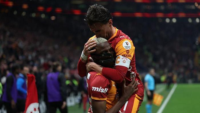 Başakşehir FK 10 kişi kaldığı dakikada golü yiyince büyük bir mental çöküş yaşadı. Galatasaray ise rakibinin bu durumunu değerlendirerek nefes aldırmadan baskıya devam etti ve zirvede farkı yedi puana çıkardı.