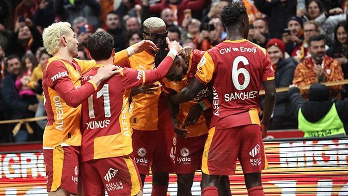 Trendyol Süper Lig'in 26. haftasında Rams Başakşehir'i konuk eden Galatasaray, ikinci yarıda bulduğu gollerle rakibini 3-0 mağlup etti. Ev sahibi takıma galibiyeti getiren golleri; 57. dakikada Wilfried Singo, 66. dakikada Victor Osimhen ve 85. dakikada Renato Nhaga atarken, konuk takımda 56. dakikada ikinci sarıdan kırmızı kart gören Festy Ebosele arkadaşlarını 10 kişi bıraktı.