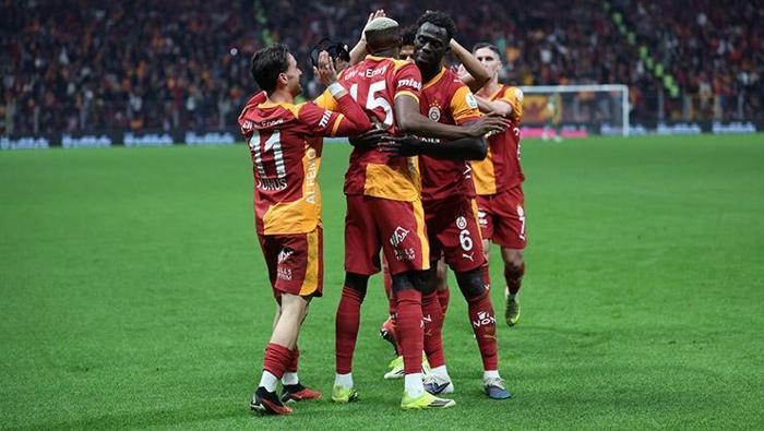 'Güçlü takımsanız zor fikstür yoktur' - Tunç Kayacı - Fanatik
Galatasaray 3 kulvarda yoluna devam ederken zorlu maçlar serisinden birine daha çıktı dün gece Rams Park'ta. Gerçekten belki de Süper Lig'in en en geniş kadroya sahip iki takımının maçıydı. Ev sahibi olarak bir avantajı olsa da rakibin haftada bir maç oynaması daha dinlenmiş olması da güçlü kadrosuyla beraber Başakşehir adına önemli artıydı. Ancak her şeye rağmen Liverpool maçının ardından rövanş öncesi rölanti oynamayan, isteği iştahı olan bir Galatasaray vardı sahada.