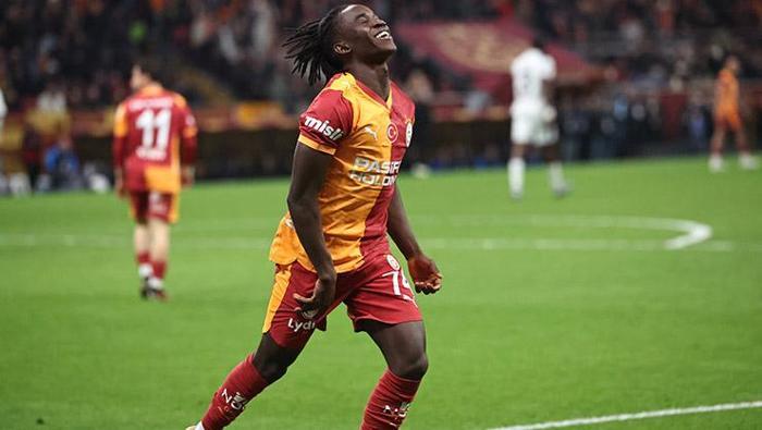 Tabii ki liderliğin yanı sıra Fenerbahçe’nin kaybettiği bir haftada puan farkını iyice açmak için yakalanan bu fırsat bir motivasyon unsuruydu. Okan Buruk kadroda Liverpool rövanşını düşünerek küçük dokunuşlar yapmıştı. Galatasaray adına ilk yarıda en etkisiz eleman Yunus Akgün diyebilirim. Aslında gerç yıldız kaptan olarak çıktığı takımının başında daha iyi bir performans göstermeliydi ama silik kaçak bir oyun sergiledi.