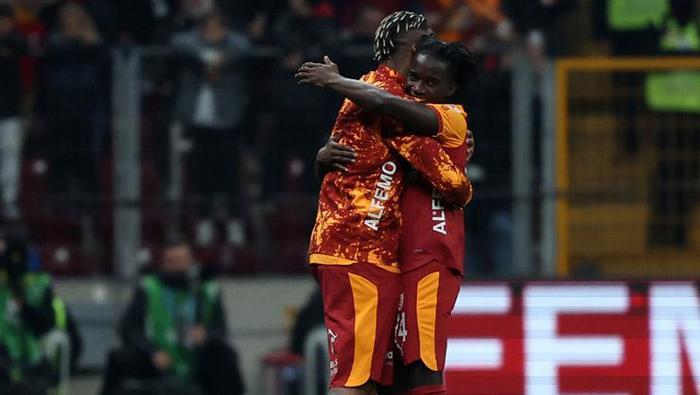 Dün gece de Ebosele bu kanadın kurbanı oldu. 10 kişi kalan rakibi karşısında hemen Singo ile gelen golden sonra zor maç Galatasaray adına kolaya dönüştü. Gerçekten Osimen’in inanılmaz hırsı bütün takımı etkiliyor ve en uçtan başlayan baskı bütünleşince rakipler çaresiz kalıyor. Özetle zorlu fikstür diye bir şey yoktur eğer siz iyi takımsanız güçlü takımsanız fark etmediğini Galatasaray yüksek tempolu maçlar oynamasına rağmen net bir şekilde gösteriyor. Umarım bu moralle Liverpool’dan da tarih yazarak döner ekibimiz.