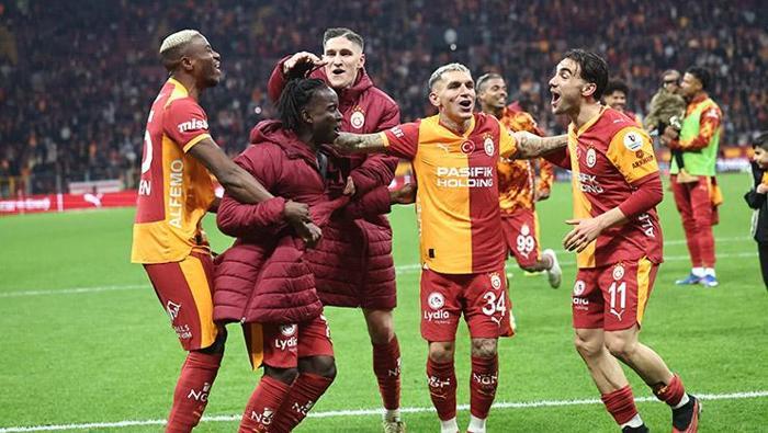 Osimhen etkiliyor
İkinci yarıda ilk yarı eleştirdiğimiz Yunus klasını göstermeye başlayınca orta alan hareketlendi ve üst üste savunma arkasına atılan etkili paslarla Başakşehir kalesini abluka altına aldı Galatasaray. Tabii ki bu sezon Sarı-Kırmızılı ekip karşısında rakiplerin bir de sol bek handikabı oluştu. Barış Alper’in oynadığı sağ kanatta rakiplerin sol bekleri kart sorunu yaşıyor ve maçı 11 kişi tamamlayamıyor.