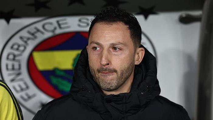 RAPOR SONRASI GOLCÜ TRANSFERI RAFA KALKTI
Anderson Talisca’nın sakatlığı nedeniyle forma giyemediği maçta Sidiki Cherif de tüm takım gibi etkisiz kalırken bu durum devre arasında golcü alınmamasının bir kez daha sorgulanmasına neden oldu. Youssef En-Nesyri ve Jhon Duran’ın takımdan ayrılmasının ardından Alexander Sörloth, Ademola Lookman ve Darwin Nunez ile temasa geçen Fenerbahçe yönetimi golcü transferinden vazgeçip tüm enerjisini N’Golo Kante’nin takıma kazandırılmasına yönlendirmişti. Bu kararda Fenerbahçe Sportif Direktörü Devin Özek’in yönetime hazırladığı raporun belirleyici olduğu ortaya çıktı.