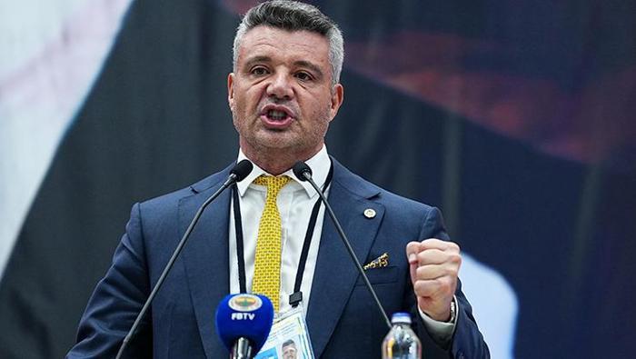 BAŞKAN SARAN KARARI AÇIKLADI
Fenerbahçe Başkanı Sadettin Saran, gerçekleştirilen yönetim kurulu toplantısının ardından basın mensuplarına açıklamalarda bulundu. Chobani Stadı'nda bulunan kulüp binasında gerçekleştirilen toplantının ardından konuşan Saran, kendilerine yakışmayan futbol nedeniyle teknik direktör Domenico Tedesco ve teknik kadroyu görüşmeye çağırdığını belirtti.