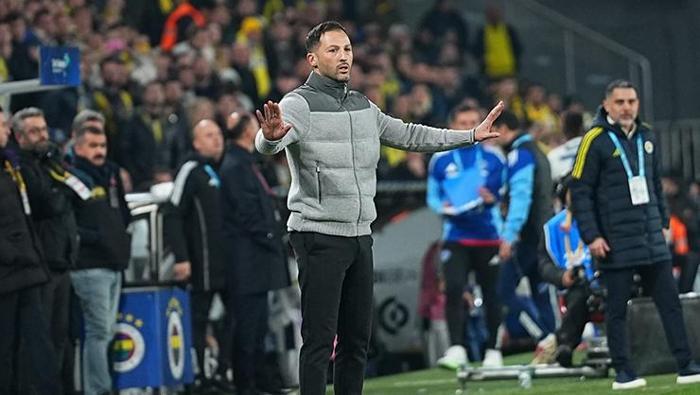 ŞAMPiYONLUĞU TALiSCA VE CHERiF iLE KOVALARIZ
Fenerbahçe'de golcü ihtiyacının gündeme geldiği dönemde Özek “Anderson Talisca ve Siddiki Cherif ile şampiyonluğu kovalarız. Forvette sıkıntı olmaz” şeklinde yönetime rapor verirken sarı lacivertli ekibin teknik direktörü Domenico Tedesco da bu konuda olumlu görüş bildiriyor. Devin Özek bu sunumuyla yönetimin kurulunu ikna ederken Fenerbahçe devre arasında Sidiki Cherif dışında bir hamle yapmayıp golcü transferinden vazgeçiyor.