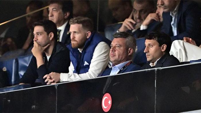 Saran’ın Tedesco ile yaptığı görüşmede “İstifa et!” dediği ancak İtalyan teknik adamın buna yanaşmadığı iddia edildi. Ayrılığın tazminatsız gerçekleşmeyeceği anlaşılınca ‘devam’ kararı alındı.