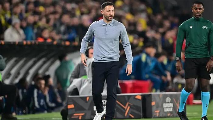 Milliyet'e göre bu karar tamamen şartlı alınırken, Süper Lig ve Türkiye Kupası'ndaki kalan maçlarda Tedesco'nun performansına bakılarak konu tekrar masaya yatırılacak. Önceki günkü zirve öncesi camiada herkes İtalyan teknik adam ile yolların ayrılacağı yorumunu yaparken, Başkan Sadettin Saran ve ekibi “Şu zamanda hoca değişikliği büyük risk. Yeni hocayı şu anda getirirsek o da yıpranacak. Bu yüzden Tedesco ile devam etmeliyiz” görüşünde birleşti.