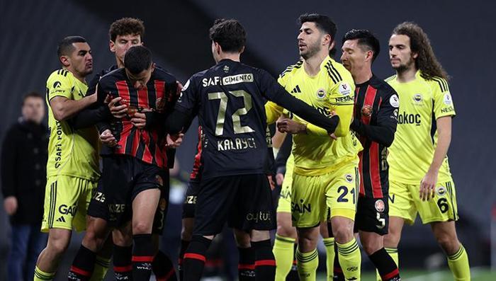 GAZİANTEP DÖNÜŞÜ KAPTANLAR YÖNETİCİLERLE GÖTÜŞTÜ
Gaziantep FK ile oynanan Ziraat Türkiye Kupası maçı dönüşünde ise uçakta kaptanların, bu konuyu yöneticilerle konuştuğu belirtildi. Ancak primle alakalı bir adımın atılmadığı kaydedildi.