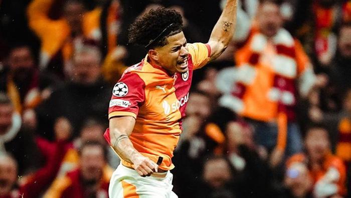 Bu sezon Galatasaray formasıyla 38 maçta süre alan 26 yaşındaki oyuncu, 6 gol ve 3 asist kaydetti. Sara, sarı-kırmızılı ekibe İngiltere Championship takımlarından Norwich City'den 2024'te transfer olmuştu. 26 yaşındaki oyuncu, ülkesi Brezilya'da ise Sao Paulo'da forma giymişti.