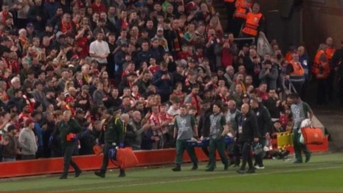 NOA LANG SAKATLANDI
Karşılaşmanın 76. dakikasında sol kanatta topla buluşan Noa Lang son çizgiye inip ortasını açmak isterken top oyun alanın dışına çıktı. Pozisyonun devamında reklam panolarına çarpan Noa Lang kendisini yere bıraktı.