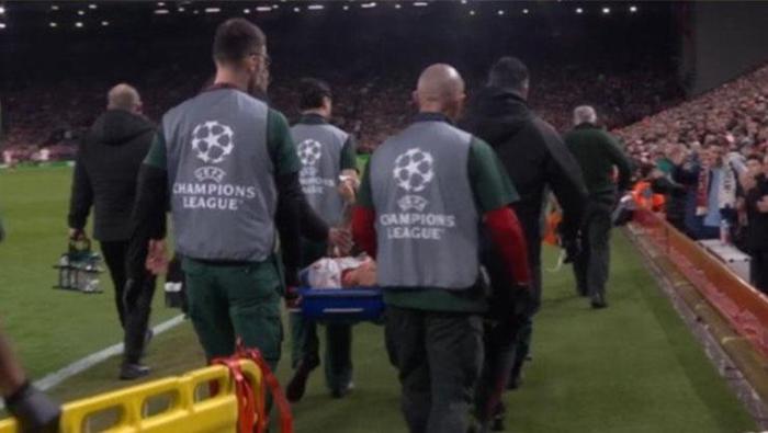 AYAKTA ALKIŞLANDI
82. dakikada Noa Lang'ın yerine Mauro Icardi oyuna dahil oldu. Liverpool taraftarları sakatlığı sebebiyle maça devam edemeyen Noa Lang'i, oyundan çıkarken ayakta alkışladı.