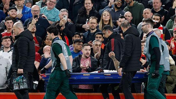 PARMAĞI KOPTU
TRT Spor'un haberine göre el parmağında kopma meydana gelen Hollandalı yıldız sedye ile sahadan çıkmak zorunda kaldı.