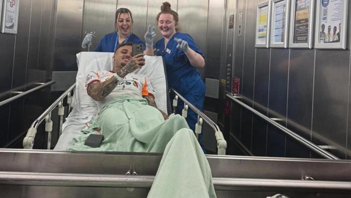 LANG'DEN MESAJ VAR
Noa Lang, hastaneden bir paylaşımda bulundu ve 