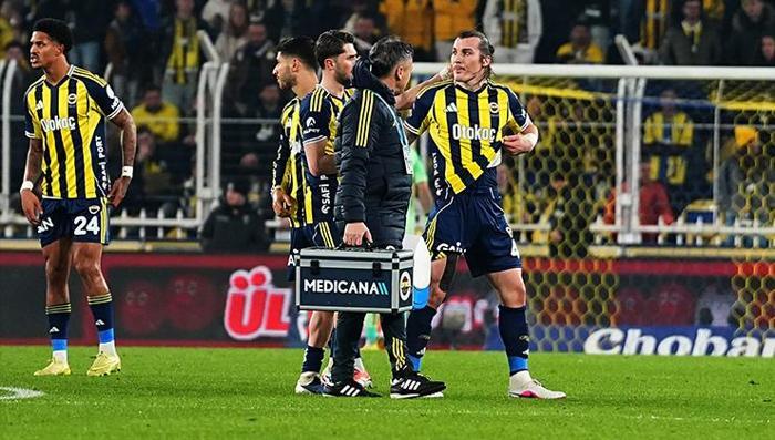 ÇAĞLAR SÖYÜNCÜ
Sarı-lacivertli takımın millî stoperi Çağlar Söyüncü de son olarak Kasımpaşa mücadelesinde sakatlandı. Çağlar'ın sağ arka adalesinde kısmi yırtık oluştu. Tecrübeli oyuncu, son 6 maçta forma giyemedi.