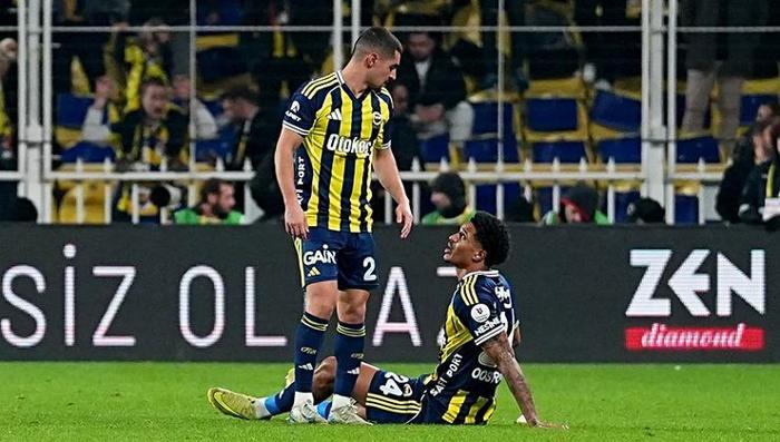 JAYDEN OOSTERWOLDE
Hollandalı savunmacı ise Kasımpaşa mücadelesinde sağ kasığında zorlanma yaşadı. Jayden Oosterwolde, UEFA Avrupa Ligi'nde Nottingham Forest ile oynanan rövanş maçında oynayamadı.