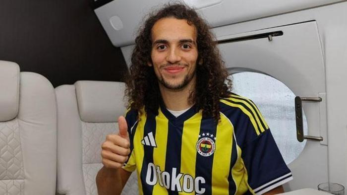 'HEDEFİMİZ ŞAMPİYON OLMAK'
Her zaman söylediğim gibi sezon sonunda hak ettiğimiz yerde oluruz. Eğer şampiyon olursak hak etmiş oluruz, eğer ikinci olursa ikinci olmayı, üçüncü olursak üçüncü olmayı hak etmişizdir. Hangi sırada bitirirsek bitirelim sezonun uzun bir süreç olduğunu bilmemiz lazım. Eylülde başlayıp, mayıs ayında bitiriyoruz. Ben takım arkadaşlarıma, takımıma güveniyorum. Çok büyük şeyler yapabileceğimizi biliyorum. Üzerimizde baskı kurmamıza gerek yok, adım adım ilerlememiz lazım. Elbette bu konuda çok netiz, hedefimiz şampiyon olmak. Bunu istiyoruz ama önemli olan sahaya çıkıp her zaman son ana kadar mücadele etmek ve sonrasında pişman olmamak. Maalesef bazen istediğimiz gibi sonuçlanmıyor.