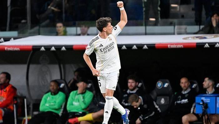 ARKADAŞLARIMLA VAKİT GEÇİRMEK BENİ ÇOK MUTLU EDİYOR