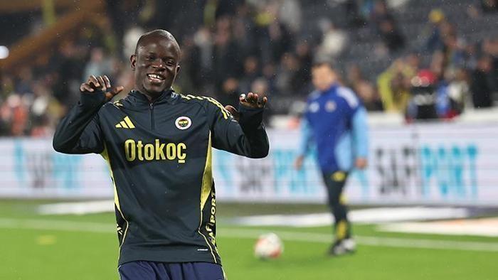 KANTE ASLA KULÜBEDE OLMAYACAK
Teknik Direktör Domenico Tedesco’nun özellikle merkezde Matteo Guendouzi ile iyi bir uyum yakalayan Kante’yi kulübeye çekmeyi düşünmediği, sakatlık ya da cezalı olmaması halinde ikiliyi bozmayacağı belirtildi.