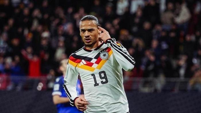 LEROY SANE KADROYA DAVET EDİLDİ
Almanya, hazırlık maçlarında İsviçre ve Gana ile karşılaşacak. Almanya Teknik Direktörü Julian Nagelsmann, milli takım aday kadrosunu açıkladı. Nagelsmann, aday kadroda Galatasaray'dan Leroy Sane'ye de yer verdi.