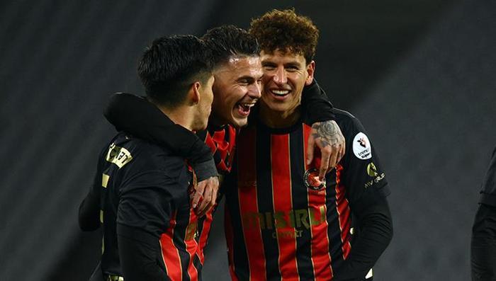 KARAGÜMRÜK 2-0 KAZANMIŞTI
Trendyol Süper Lig'in 26. haftasında 13 Mart'ta Fatih Karagümrük, İstanbul Atatürk Olimpiyat Stadyumu'nda Fenerbahçe'yi konuk etmişti. Kırmızı-siyahlı takım, Kanarya'yı 2-0 mağlup edip büyük bir sürprize imza atmıştı.