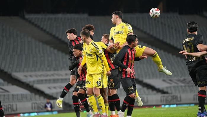 'SANKİ BİZ FUTBOL TAKIMI DEĞİLİZ!'
Sanki bir futbol takımı değiliz; sokaktan, kahveden 11 kişi toplanıp gelmişiz, Fenerbahçe'ye karşı oynamışız gibi. Günün sonunda bunlar da oyuncu.