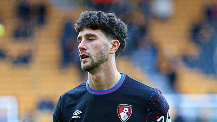 STOPERE SENESI
Fenerbahçe, stoper için Marcos Senesi'yi düşünüyor... Arjantinli oyuncu, 2022’den beri formasını giydiği Bournemouth’tan ayrılıp, daha üst düzey bir takımda kariyerini sürdürmek istiyor. Senesi bu nedenle kulübünün yaptığı 3 yeni sözleşme teklifini de geri çevirdi.