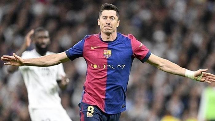 İKNA EDİLMEYE ÇALIŞILACAK
Barcelona’dan ayrılacak olan 37 yaşındaki yıldız ABD’den ciddi bir ilgi var. Ancak Sarı-Lacivertliler, iddialı bir proje ve hem ligde hem de Avrupa’da başarı hedefiyle ‘Lewagol’ü ikna etmeye çalışacak. Dünyaca ünlü forvet, ilerleyen yaşına rağmen bu sezon Barça’da 4’ü Şampiyonlar Ligi’nde olmak üzere attığı 16 golle hâlâ üst düzey performansından bir şey kaybetmediğini gösterdi.