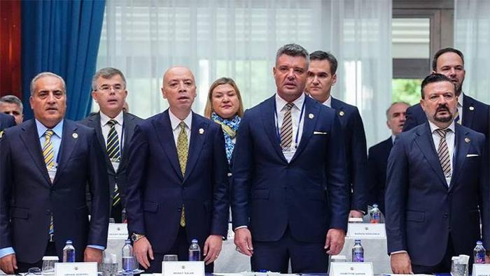 SARAN'IN PLANI
Başkan Sadettin Saran’ın en az bir yıl daha görevde kalmak istediği ve bu süreçte yönetim anlayışında önemli değişikliklere gitmeyi düşündüğü öğrenildi. Saran özellikle yönetim kurulu üyeleri ve Sportif A.Ş. yapılanmasında revizyona gidecek ve daha güçlü bir kadroyla yola devam etmek isteyecek.