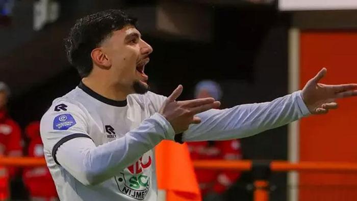 HEDEFTE 2 YILDIZ
Torunoğulları’nın, Fenerbahçe’nin listesindeki Nijmegen’li Başar Önal ile Sami Ouaissa’yı izlediği belirtildi. Fenerbahçe’nin gözlemci ekibi, Başar için bir süredir düzenli olarak rapor hazırlıyor. Önümüzdeki sezon yabancı kuralı 12+2 şeklinde güncellenecek. Yönetim, yerli oyuncu havuzunu genişletmek adına gurbetçi yıldızları takibe almış durumda. 21 yaşındaki oyuncu, her iki kanatta da görev yapabiliyor. Başar, bu sezon Nijmegen’de 29 resmi maçta 8 gol atıp, 8 de asist yaptı. Genç oyuncu, Ümit Milli Takımımız’ın kadrosunda da yer alıyor.