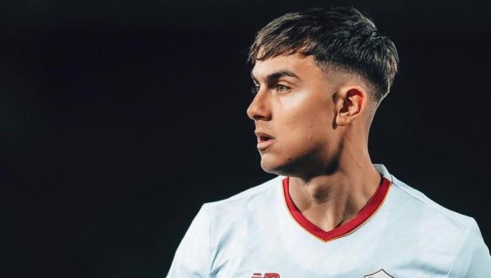 BU SEZONKİ PERFORMANSI
Paulo Dybala, bu sezon Roma forması altında tüm kulvarlarda toplamda 22 karşılaşmada görev aldı. 1,295 dakika süre alan Dybala, bu zaman zarfında rakip ağlara 3 gol atarken, 4 kez de takım arkadaşlarına gol pası verdi. Transfermarkt verilerine göre deneyimli futbolcunun 5 milyon Euro güncel piyasa değeri bulunuyor.