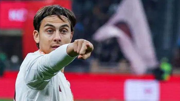 BOCA'NIN TEKLİFİ DÜŞÜK
Paulo Dybala için Boca Juniors da devrede. Yıldız futbolcu, bu ay başında kız çocuğu babası olmuştu. Eşi Oriana’nın bebeklerini ülkeleri Arjantin’de büyütmeye sıcak baktığı, ancak Tangocu'nun kariyerini bir süre daha Avrupa’da sürdürmek istediği kaydedildi. Ayrıca Boca’nın, tecrübeli oyuncuya şu anki maaşını teklif etmesinin mümkün olmadığı vurgulandı.